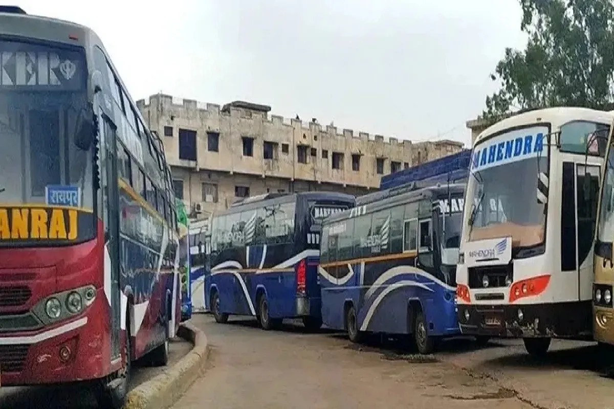 Chhattisgarh Public Transport: 2002 से बंद सरकारी बस सेवा, अफसरों पर खर्च कर दिए करोड़ों का पेट्रोल, बदहाल जनता परिवहन से बे-बस