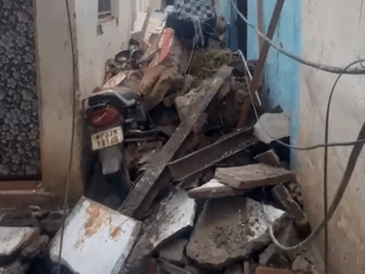 शिवपुरी में बारिश के बाद मकान का आधा हिस्सा गिरा:मलबे में दबकर 3 बाइकें खराब, करीब 5 लाख रुपए के नुकसान का अनुमान; बाल-बाल बचे लोग