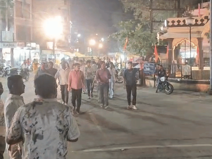 इंदौर में शिवाजी महाराज की प्रतिमा के स्ट्रक्चर पर विवाद:निगम की कार्रवाई के बाद थाने पहुंचे लोग; जिम्मेदार अधिकारियों पर कार्रवाई की मांग