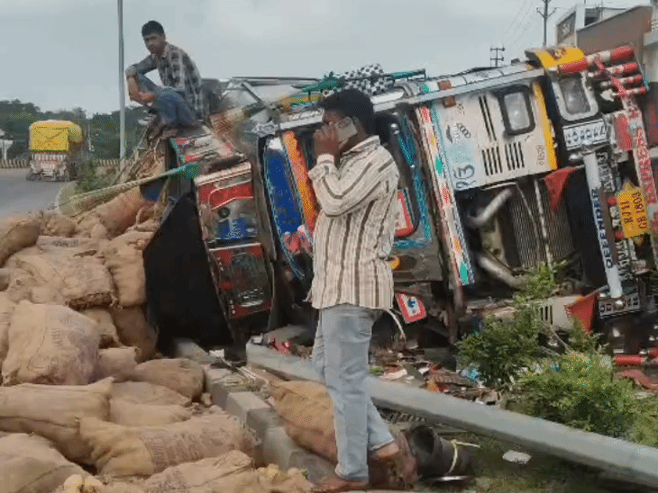 हाईवे पर आलू से भरा तेज रफ्तार ट्रक पलटा:दतिया में गाय को बचाने में बिगड़ा संतुलन, ड्राइवर घायल; आगरा से बेंगलुरु जा रहा था