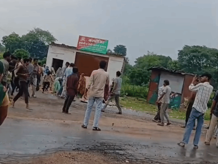 अशोकनगर में शराब दुकान में तोड़फोड़:कैमरे तोड़े, शराब की पेटियां बाहर फेंकीं; 21 नामजद समेत 4 अन्य पर FIR; महिलाओं पर भी केस