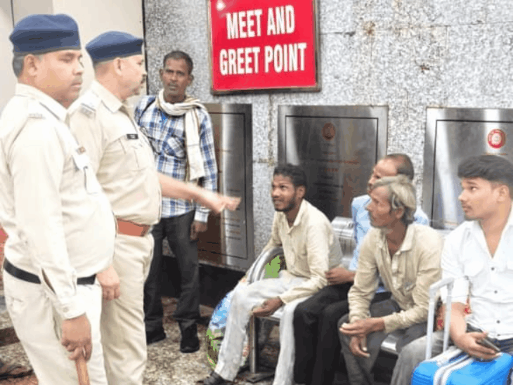 छतरपुर में रातभर चला सुरक्षा अभियान:हरपालपुर स्टेशन पर RPF-GRP अलर्ट, यात्रियों को संदिग्ध सामान और साइबर ठगी से बचने की सीख