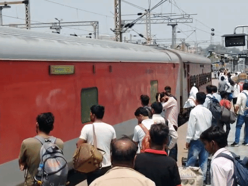 कानपुर से दिल्ली-बिहार जाने वालों का सफर होगा आसान:गोविंदपुरी से चलेगी नई दिल्ली-दानापुर स्टेशल ट्रेन, वेटिंग लिस्ट से यात्रियों को मिलेगी राहत