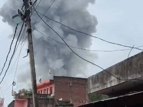 धमाका और धुआं… फिर दिखा मौत का मंजर:कौशांबी ब्लास्ट के प्रत्यक्षदर्शी बोले- उड़कर आए लोहे के एंगल, ईंट-सीमेंट के टुकड़े