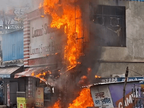 अयोध्या में लक्ष्मी स्वीट हाउस में भीषण आग:दुकान में लाखों का सामान जलकर हुआ राख, दमकल की टीम पहुंची मौके पर