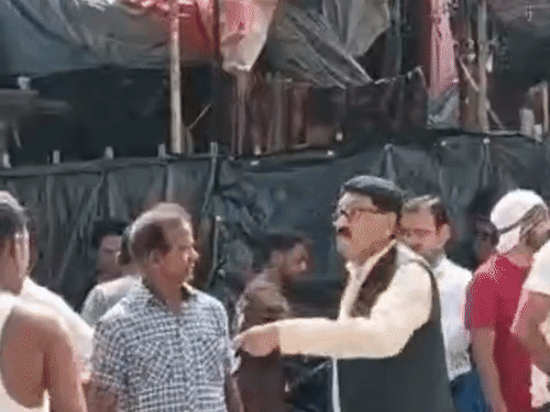 मलबा हटाने पहुंचे सपा नेता डक्कू से भिड़ीं महिलाएं:हंगामा किया; कब्जे का आरोप; डक्कू बोले-अपनी जमीन पर निर्माण कराने गया था