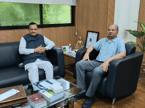 कानपुर सांसद ने आईआईटी निदेशक से की मुलाकात:NTC-BIC की जमीन पर नए उद्योग और रोजगार की तैयारी, रमेश अवस्थी ने IIT से मांगा फीजिबिलिटी प्लान