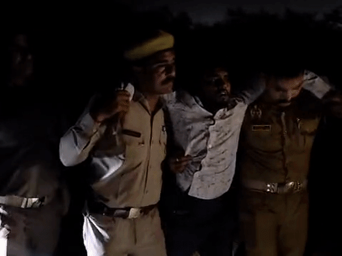 जालौन में मंगलसूत्र लूटने वाले बदमाश से पुलिस की मुठभेड़:पैर में लगी गोली, गिरफ्तार आरोपी से बाइक और छीना गया मंगलसूत्र बरामद