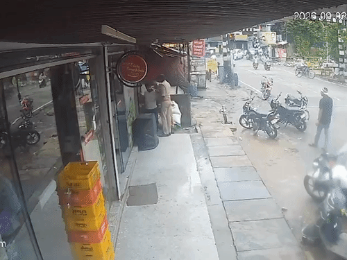दरोगा में मिठाई दुकानदार को थप्पड़ जड़े, कॉलर पकड़कर घसीटा:मकान के विवाद की शिकायत पर पहुंचे थे, रुपए मांगने का आरोप, VIDEO