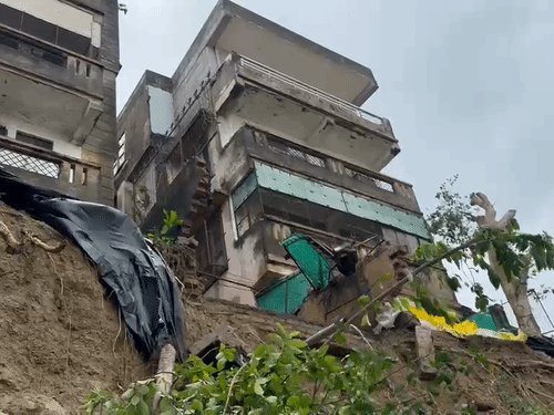 कानपुर में गंगा किनारे बने अपार्टमेंट की बाउंड्री ढही:अपार्टमेंट के कई फ्लैटों में दरार, 40 से ज्यादा परिवारों पर मंडरा रहा खतरा