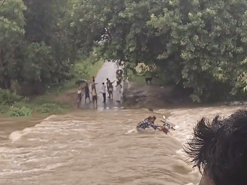 दूनर नदी के बहाव में बाइक समेत बहे दो युवक:महोबा में तैरकर बचाई जान, ग्रामीणों ने रस्से से बाइक रोकी