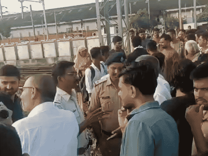 गोरखपुर जंक्शन पर 6 घंटे खड़ी रही गरीब रथ:गुस्से में 100 से ज्यादा यात्री ट्रैक पर उतरे; RPF ने संभाला मोर्चा, देखें VIDEO