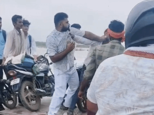 नाव पर बैठने को लेकर युवक को पीटा, वीडियो:गोंडा में ससुराल से घर लौट रहा था युवक; बीच-बचाव करने आए दूसरे युवक से भी मारपीट