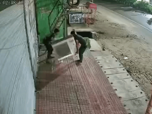 गाजियाबाद में 36 सेकेंड में AC का आउटडोर चोरी:चोर रात में ऑटो लेकर पहुंचे और रखकर ले गए, 500 मीटर दूर पुलिस थाना