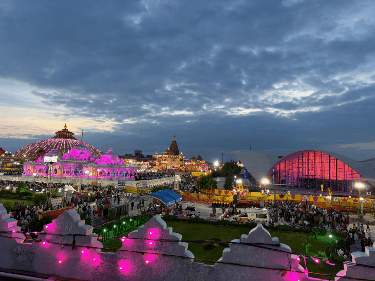 मनगढ़ में कृष्णजन्माष्टमी पर लाखों श्रद्धालु उमड़े:आधी रात को हुआ महाअभिषेक; दूध-दही-घी, शहद और गंगाजल से कराया स्नान
