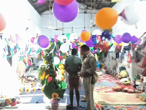 गोरखपुर जेल में गूंजा कान्हा का जयकारा:250 बंदियों ने रखा व्रत, बैरकों में सजाई मनमोहक झांकियां