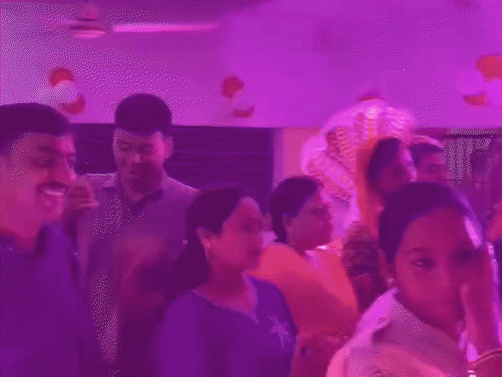 गोरखपुर RPF ने मनाया कृष्ण जन्माष्टमी, लगाए जायकारे:झांकियों में दिखा कान्हा का बाल रूप; लोग खुब बनाए VIDEO