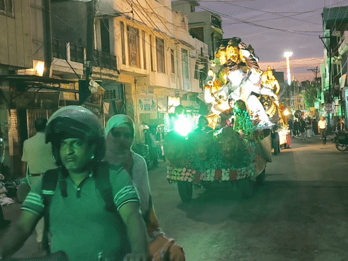 शामली में श्रीकृष्ण जन्मोत्सव पर निकली शोभायात्रा:बैंड-बाजों की धुन पर निकली मनमोहक झांकी, विधायक ने किया शुभारंभ