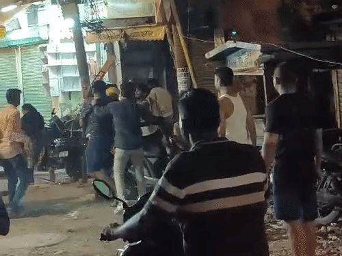 सरेआम हमला करने वाला विधायक का करीबी गिरफ्तार:प्रयागराज में लगातार दो दिन हुए बवाल में कार्रवाई, दोनों घायल लखनऊ रेफर