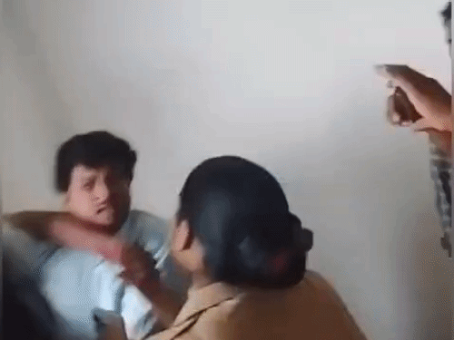 परिवार कोर्ट में तारीख पर पहुंचे महिला-भाई से मारपीट:बुलंदशहर में पति-देवर पर मुकदमा वापस लेने का दबाव बनाने का आरोप, आंख के पास चोट