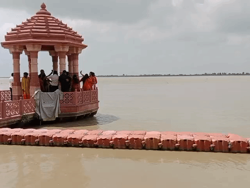 सरयू खतरे के निशान से 30 सेंटीमीटर ऊपर बह रही:अयोध्या की तीन तहसीलों सदर, सोहावल,रुदौली के गांवों में बाढ़ का खतरा