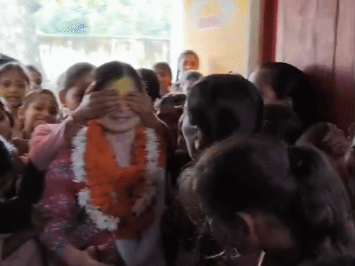राज्य पुरस्कार मिलने पर शिक्षिका विजया अवस्थी का भव्य स्वागत:हरदोई में छात्राओं ने ढोल-नगाड़ों के साथ निकाली सम्मान यात्रा, VIDEO