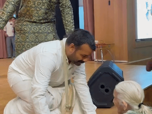हनुमान अंश के मुख्य अभिनेता को छूने उमड़ी भीड़:साधु तिवारी ने ऑडियंस के साथ गाया ‘जिद पर आई गई पार्वती’