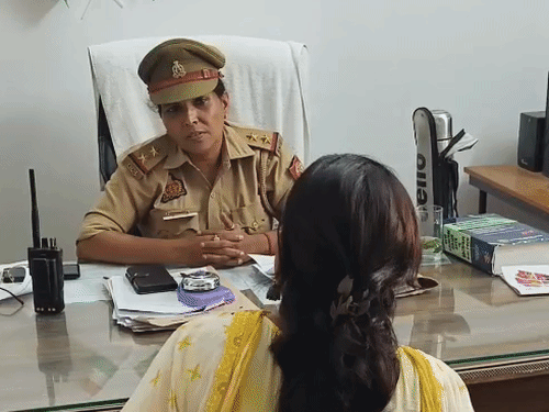गोरखपुर में पति से अलग होना चाहती थी पत्नी:परिवार के दखल से टूट रहा था रिश्ता, महिला थाने पर सुलझा विवाद, एक हुए दंपत्ति
