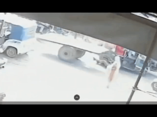 गाजियाबाद में सिपाही की मौत की CCTV:2 दिन पहले लोनी में ऑटो से गिरकर हुई थी मौत, पुलिस लाइन में अंतिम विदाई
