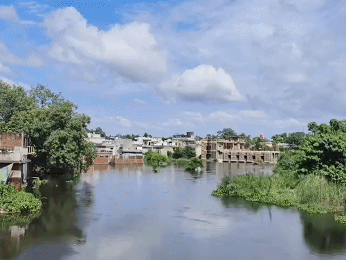 बरेली की पॉश कॉलोनी में 5 दिन से पानी भरा:सामान और बच्चों की किताबें डूबीं, 200 परिवारों ने पलायन किया