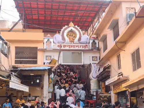 शनिवार को अयोध्या में 2 लाख श्रद्धालु पहुंचे:हनुमानगढ़ी पर दर्शन के लिए सर्वाधिक भक्त पहुंचे रहे