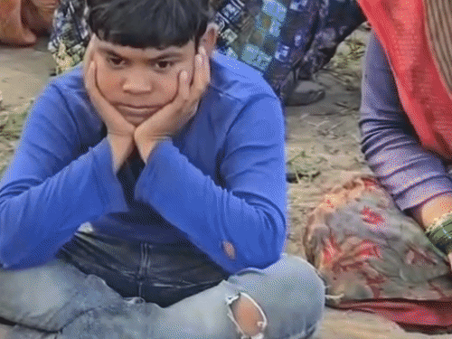 बेटे को बचाने नाले में कूदा पिता,तेज बहाव में बहा:ग्रामीणों ने बच्चे को बचाया, पिता लापता; फायर ब्रिगेड का रेस्क्यू जारी