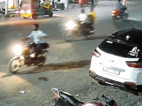 कासगंज में खड़ी क्रेटा से टकराई बाइक, युवक घायल:बाइक मोड़ पर हुई अनियंत्रित, नशे में होने की आशंका