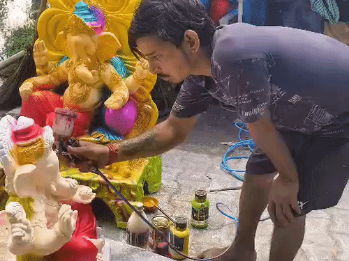 नारियल के जूट और POP से बनाए जा रहे गणेश:गाजियाबाद में सूरज बोले स्कूल एक दिन नहीं गया, लेकिन मूर्ति कैसी ही बनवा लो