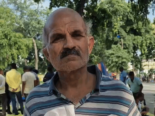 TGT-PGT अनशन को 65 वर्षीय बुजुर्ग का समर्थन:5 छात्रों के साथ आमरण अनशन पर बैठे,बोले-नियम बदलना भविष्य से खिलवाड़