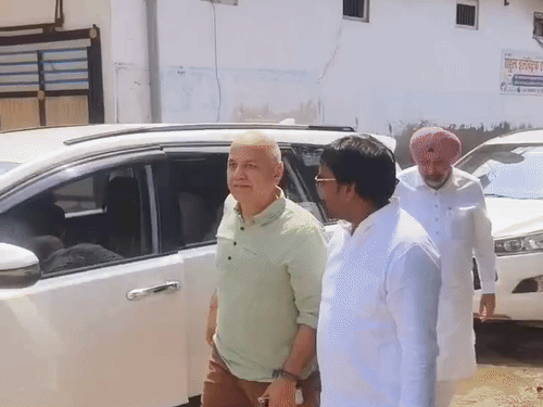 सरकार के खिलाफ आवाज उठाने वालों को डराया जा रहा:मनीष सिसोदिया बोले- यूपी में मिड-डे मील पर सवाल करने पर जेल भेज दिया जाता है