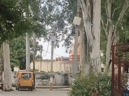 अंबेडकर की फोटो वाले झंडे पर ताश खेलने का आरोप:एटा में पुलिस ने 4 के खिलाफ दर्ज किया केस