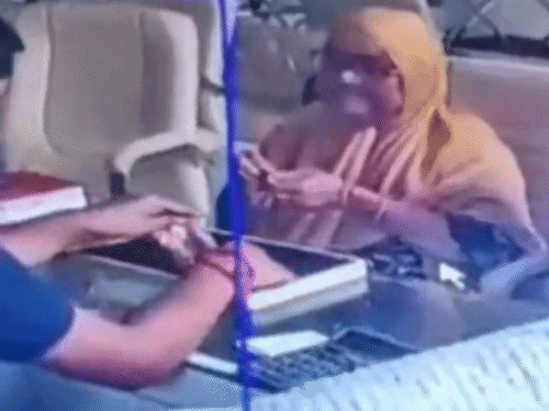 बुर्के वाली महिलाओं ने केमिकल लगे नोट से सोना चुराया:चांदपुर में ज्वैलर्स की दुकान से 40-50 ग्राम जेवर ले उड़ीं, 6 लाख का नुकसान