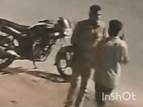 बाइक रोककर पुलिस ने मांगे रुपये:कासगंज में इंजीनियर ने लगाया थप्पड़ मारने का आरोप