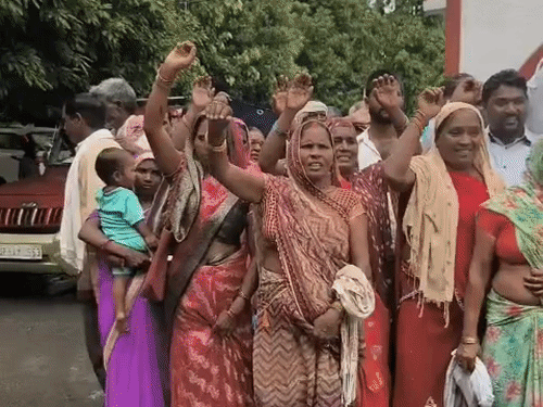 मऊ में चकबंदी में गड़बड़ी का आरोप:ग्रामीणों ने किया प्रदर्शन, पर्चा 23 निरस्त करने की मांग