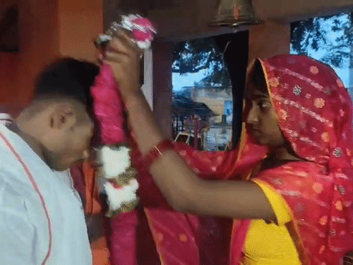 कौशाम्बी में प्रेमिका से मिलने पहुंचा प्रेमी,परिजनों ने पकड़कर पीटा:पुलिस ने समझाकर मंदिर में कराई शादी, 3 साल से था प्रेम संबंध