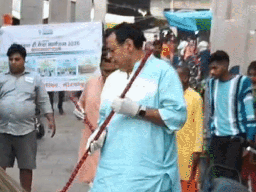 पीएम मोदी के जन्मदिन पर भाजपा कार्यकर्ताओं ने हटाया कूड़ा:मिर्जापुर में विंध्याचल के पक्का घाट पर चला स्वच्छता अभियान; लोगों से की अपील