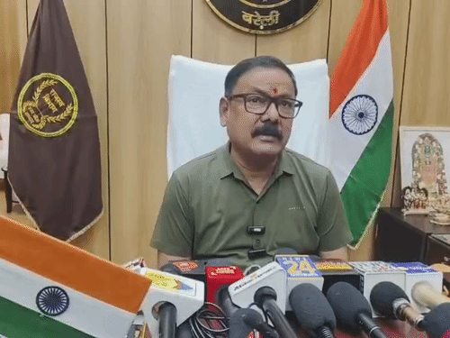 बरेली में DM का बड़ा एक्शन:टाइपिंग में 3 बार फेल बाबू को बनाया चपरासी, गबन के आरोपी कनिष्ठ सहायक की सेवा समाप्त