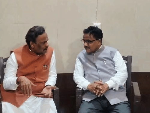 राज्यसभा सदस्य डा. आरएमडी के घर पहुंचे विनोद तावड़े:राष्ट्रीय टीम में साथ रहे; देर रात पहुंचे; राजनीतिक हालात पर अकेले में हुई बात