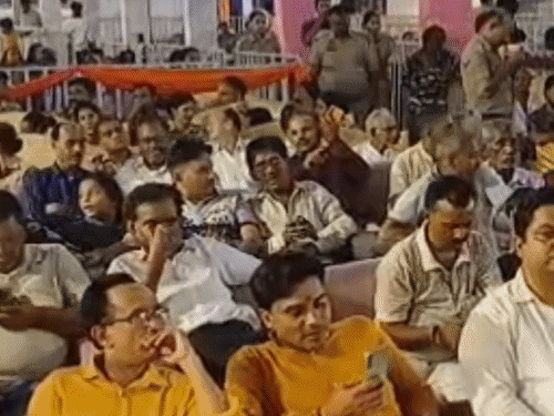 हाथरस में दाऊजी मेले में देर रात तक चला महारास:राधा-कृष्ण की झांकियों ने मोहा मन, सुबह तक चला कार्यक्रम