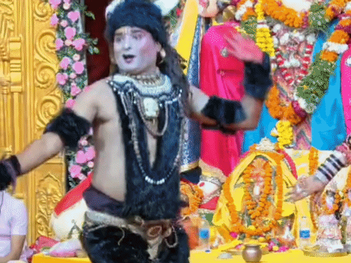 फर्रुखाबाद में 200 से ज्यादा गणेश पंडाल:कहीं गरबा तो कहीं झांकियों ने मोहा मन, दिन-रात हो रहे कार्यक्रम
