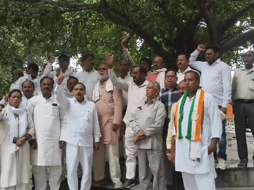 गोरखपुर में UPI टैक्स के विरोध में कांग्रेसियों का प्रदर्शन:बोले- जनता की जेब पर बोझ डाल रही सरकार, नियम वापस लेने पर करेंगे मजबूर