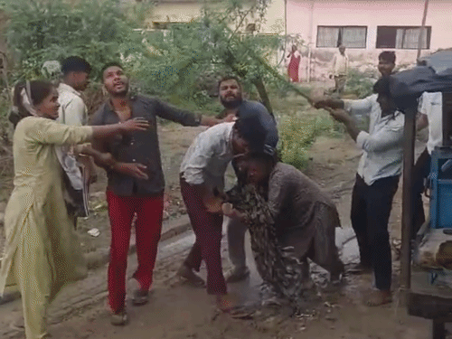 फिरोजाबाद में प्लॉट विवाद में युवक से मारपीट:दीवार लगाने के विरोध पर हमला करने का आरोप, महिलाओं की पिटाई