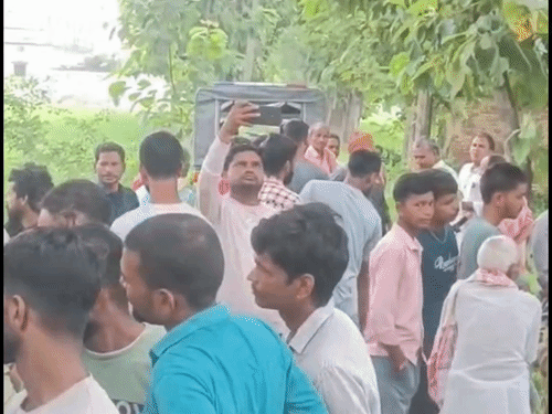 सागौन के पेड़ से लटकता मिला युवक का शव:महाराजगंज में दोनों पैर जमीन पर टिके थे; पास में खड़ी मिली बाइक