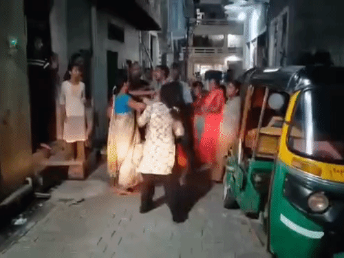 गाजियाबाद में एक युवक को तवे से पीटा- VIDEO:ट्रोनिका सिटी में महिलाओं ने हाथ पकड़कर रखे, युवती मारती रही